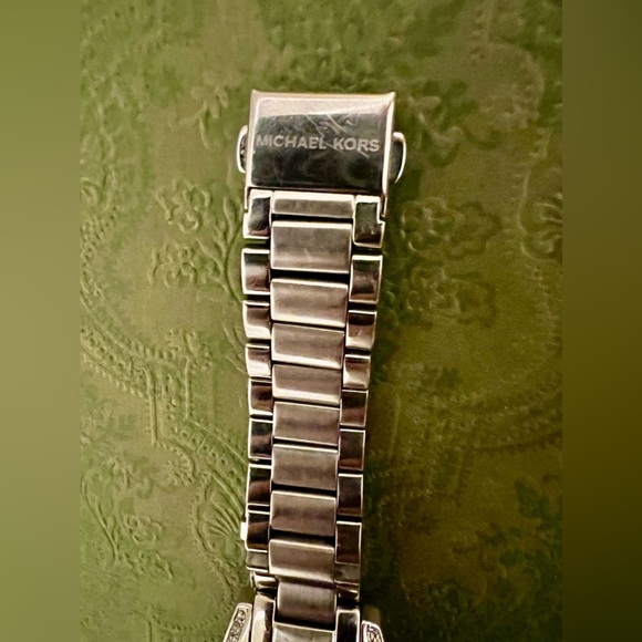 Michael Kors Women's MK5612 Blair Analog Display Analog Quartz Silver Watch - Picture 3 of 16